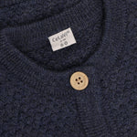 Eleganter dunkelblauer Cardigan von Celavi aus 100% Wolle. Das zeitlose Strickstück überzeugt mit hochwertiger Verarbeitung und angenehmer Wärmeisolation. Perfekt für vielseitige Styling-Möglichkeiten – ideal zu Hemden, T-Shirts oder Kleidern. Der klassische Schnitt macht ihn zu einem unverzichtbaren Basics-Piece für jede Garderobe.