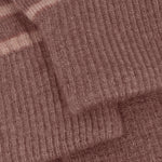 Hochwertige Handschuhe im praktischen Doppelpack in Rosa von Celavi. Die Handschuhe bestehen aus einer hochwertigen Materialmischung aus 70% Wolle, 20% Nylon und 10% Elastane, die optimale Wärmeisolation mit Strapazierfähigkeit verbindet. Die elastischen Fasern sorgen für perfekte Passform und Bewegungsfreiheit. Ideal für kalte Tage – zwei Paar zum Wechseln oder Verschenken.