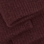 Hochwertige Handschuhe im praktischen Doppelpack von Celavi. Die Handschuhe bestehen aus einer hochwertigen Materialmischung aus 70% Wolle, 20% Nylon und 10% Elastane, die optimale Wärmeisolation mit Strapazierfähigkeit verbindet. Die elastischen Fasern sorgen für perfekte Passform und Bewegungsfreiheit. Ideal für kalte Tage – zwei Paar zum Wechseln oder Verschenken.