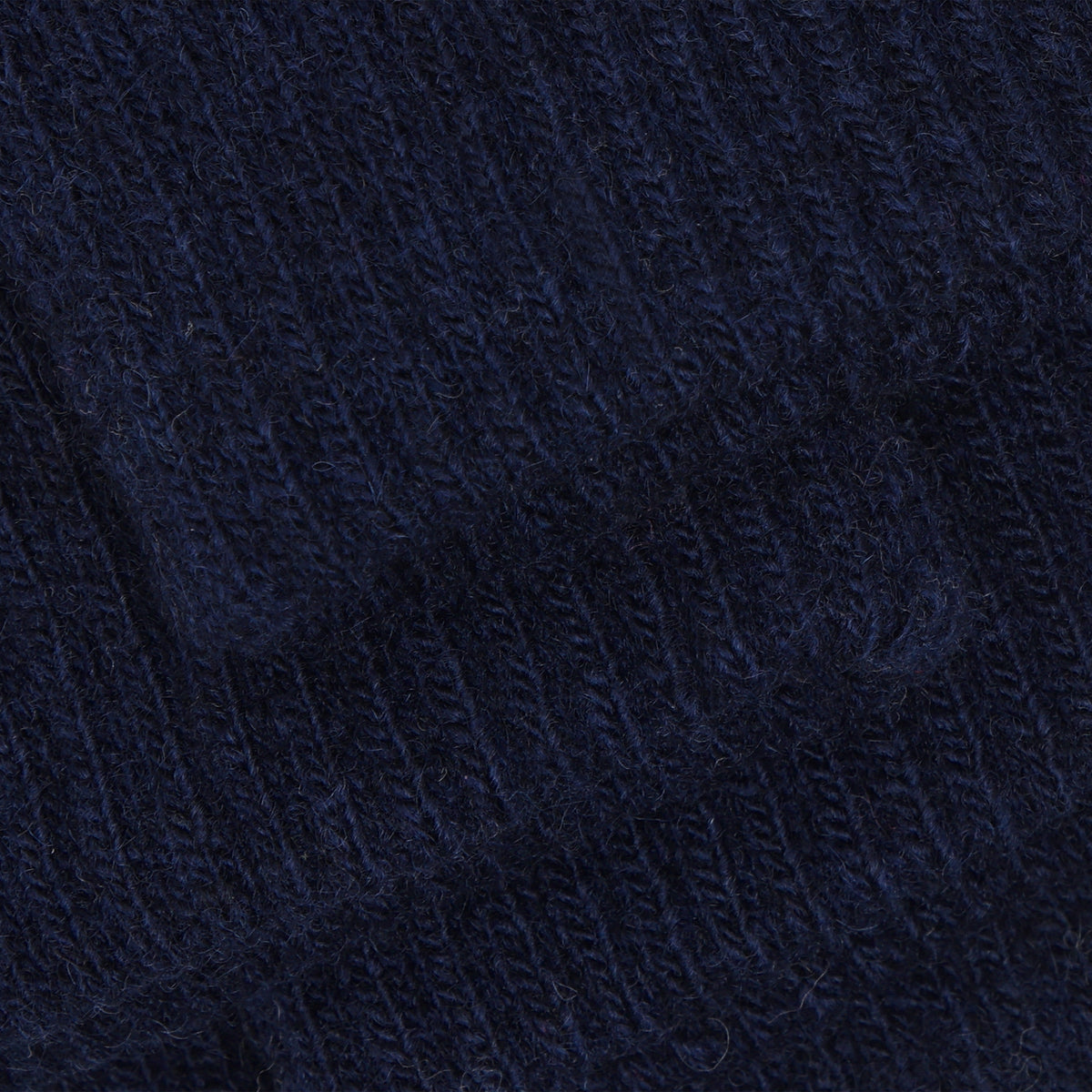 Hochwertige Handschuhe im praktischen Doppelpack von Celavi. Die Handschuhe bestehen aus einer hochwertigen Materialmischung aus 70% Wolle, 20% Nylon und 10% Elastane, die optimale Wärmeisolation mit Strapazierfähigkeit verbindet. Die elastischen Fasern sorgen für perfekte Passform und Bewegungsfreiheit. Ideal für kalte Tage – zwei Paar zum Wechseln oder Verschenken.