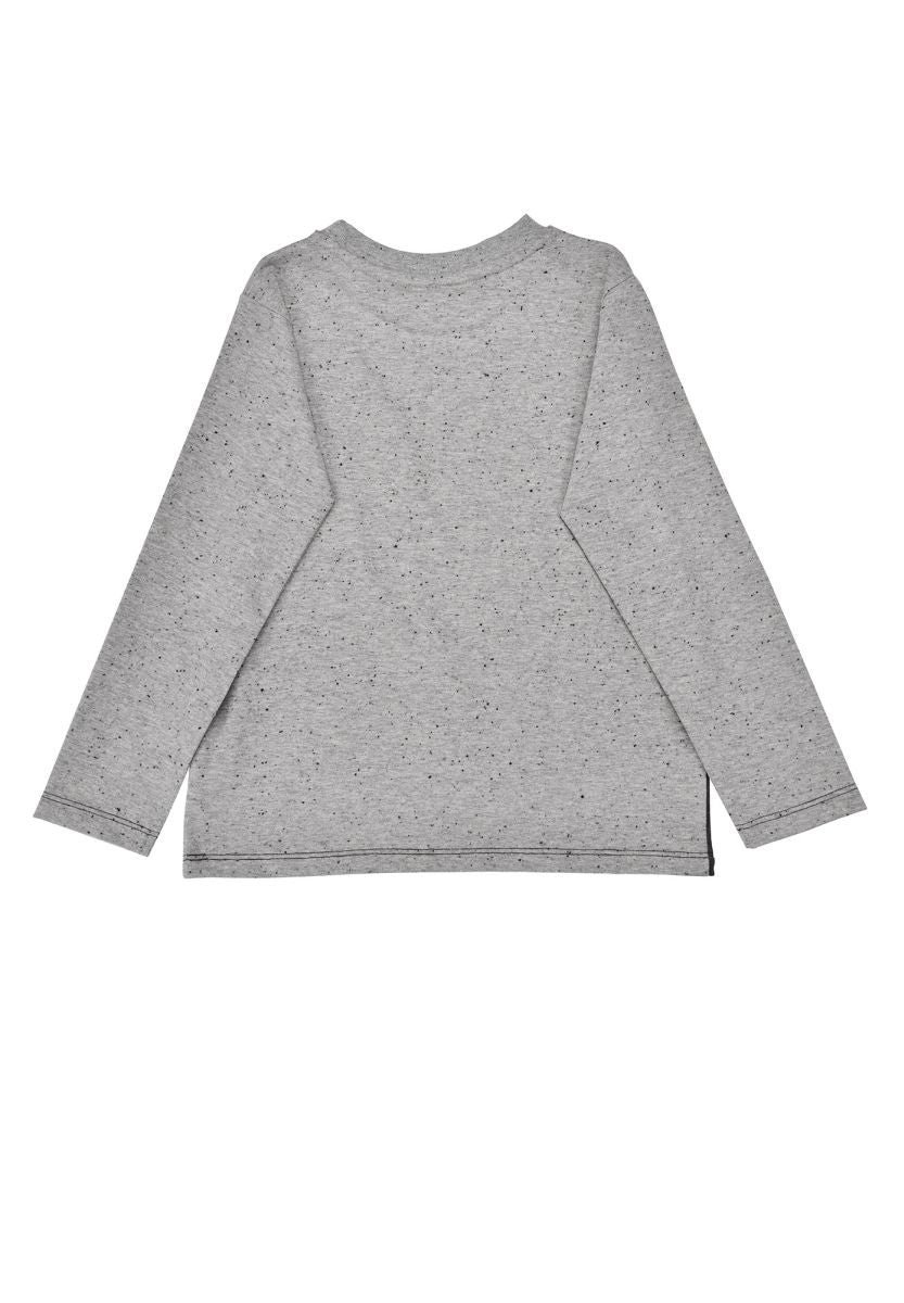 Klassisches Langarm-T-Shirt mit dem verspielten 'Baustelle'-Print von Bondi. Das hochwertige Single-Jersey optimalen Tragekomfort und Atmungsaktivität für den Alltag. Der lockere Schnitt ermöglicht freie Bewegungsfreiheit und macht das Shirt zu einem vielseitigen Lieblingsstück für Kinder. Pflegeleicht und langlebig – perfekt für aktive Tage.