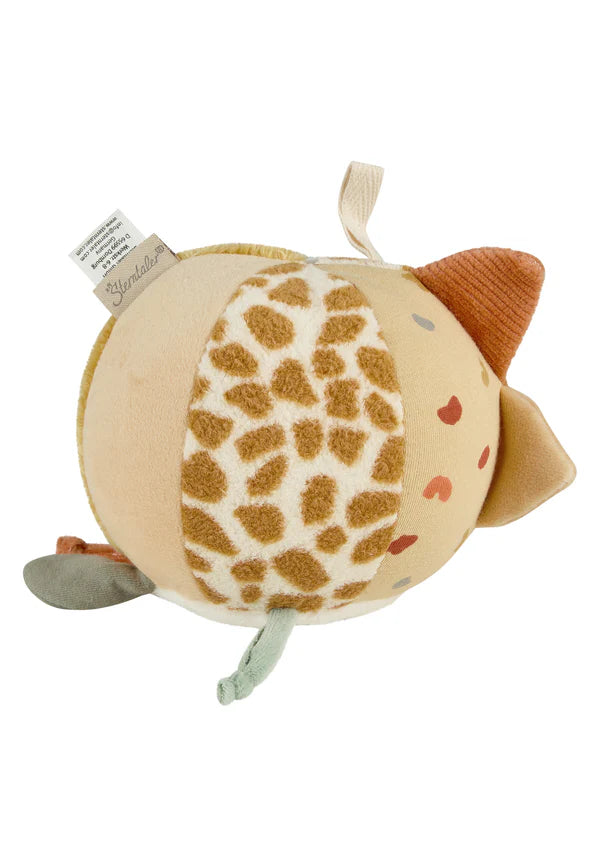 Der Stoffball Safari ist ein weiches, 11 cm großes Babyspielzeug mit Rassel, Quietsche und Knisterpapier. Es fördert spielerisch die Sinne und motorische Entwicklung und lässt sich dank des sternförmigen C-Rings leicht aufhängen. Ideal für kleine Hände.