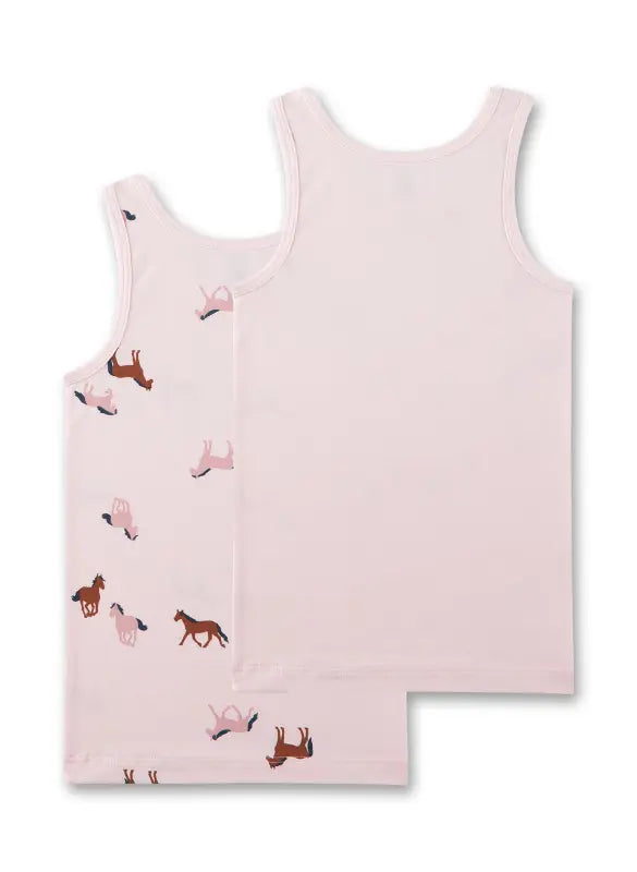 Dieses Doppelpack rosa Unterhemden von Sanetta überzeugt mit einem charmanten Pferdemotiv und bietet angenehmen Tragekomfort für jeden Tag.