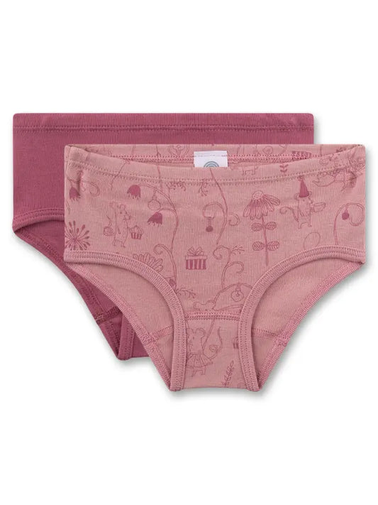 Der gelungene Mädchen-Slip-Doppelpack von Sanetta vereint hohen Tragekomfort mit einem liebevollen Design. Enthalten ist ein einfarbiger Slip in dunklem Altrosa sowie ein Slip in hellem Altrosa, verziert mit einem zuckersüßen Allover aus kleinen Mäusen in Aktion, ergänzt durch ein hübsches Blumenmuster. Die weiche Feinripp-Qualität aus 100% GOTS-zertifizierter Bio-Baumwolle liegt angenehm leicht auf der Haut. Ein elastischer Taillenbund sorgt für eine optimale Passform, ohne einzuengen. Für ein perfekt abge