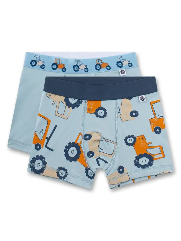 Dieser gelungene Doppelpack aus zwei Jungen-Shorts von Sanetta begeistert mit einem liebevollen Traktor-Design, das perfekt auf die Interessen kleiner Fahrzeug-Fans abgestimmt ist. Die hochwertige elastische Single-Jersey-Qualität sorgt für eine optimale Passform und ein angenehmes Tragegefühl. Ein flexibler, weicher Webbund bietet zusätzlichen Komfort, ohne einzuengen. Das Set besteht aus einer hellblauen Shorts mit kleinen Traktor-Motiven auf dem Bund sowie einer zweiten Shorts mit einem flächendeckenden 