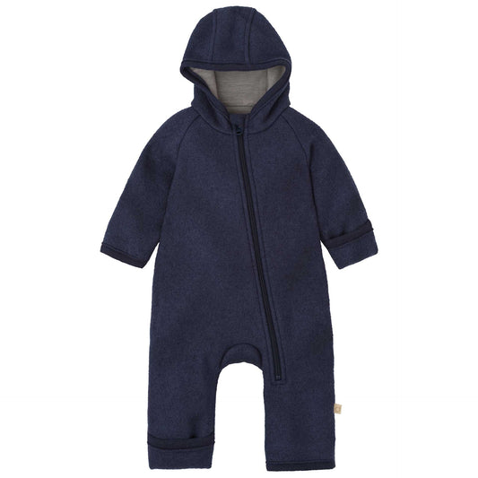 Der dunkelblaue Zipp-Overall von Disana besteht aus hochwertiger Schurwolle und sorgt für wohlige Wärme.
