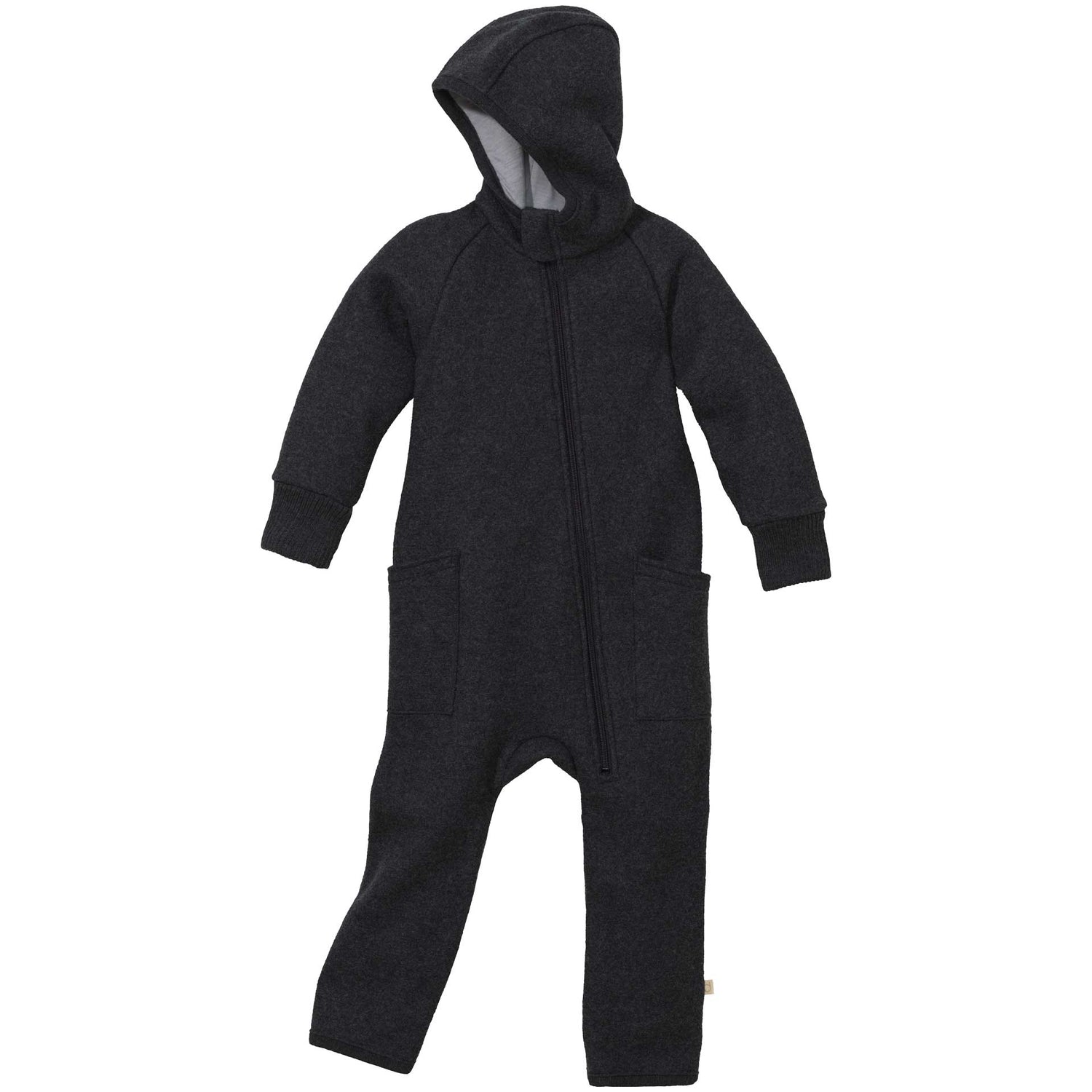 Der Reißverschluss erleichtert das An- und Ausziehen und erlaubt ein so weites Öffnen, dass auch ein Windelwechsel beim schlafenden Kind noch im Overall möglich ist. In den Größen 50/56 bis 74/80 hat auch der Zipp-Overall Umschlagbündchen an Armen und Beinen. Der extra tiefe Schritt lässt viel Platz für das Windelpaket und ist perfekt für alle „Trage-Kinder“. Von Größe 86/92 bis 110/116 kommt unser Zipp-Overall mit Strickbündchen an den Armen und zwei aufgesetzten Taschen an den Seiten. 