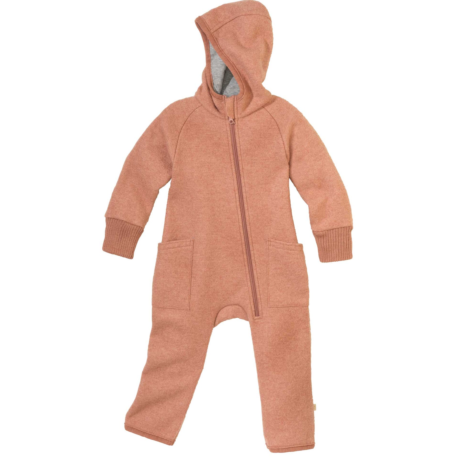 Der Reißverschluss erleichtert das An- und Ausziehen und erlaubt ein so weites Öffnen, dass auch ein Windelwechsel beim schlafenden Kind noch im Overall möglich ist. In den Größen 50/56 bis 74/80 hat auch der Zipp-Overall Umschlagbündchen an Armen und Beinen. Der extra tiefe Schritt lässt viel Platz für das Windelpaket und ist perfekt für alle „Trage-Kinder“. Von Größe 86/92 bis 110/116 kommt unser Zipp-Overall mit Strickbündchen an den Armen und zwei aufgesetzten Taschen an den Seiten. 