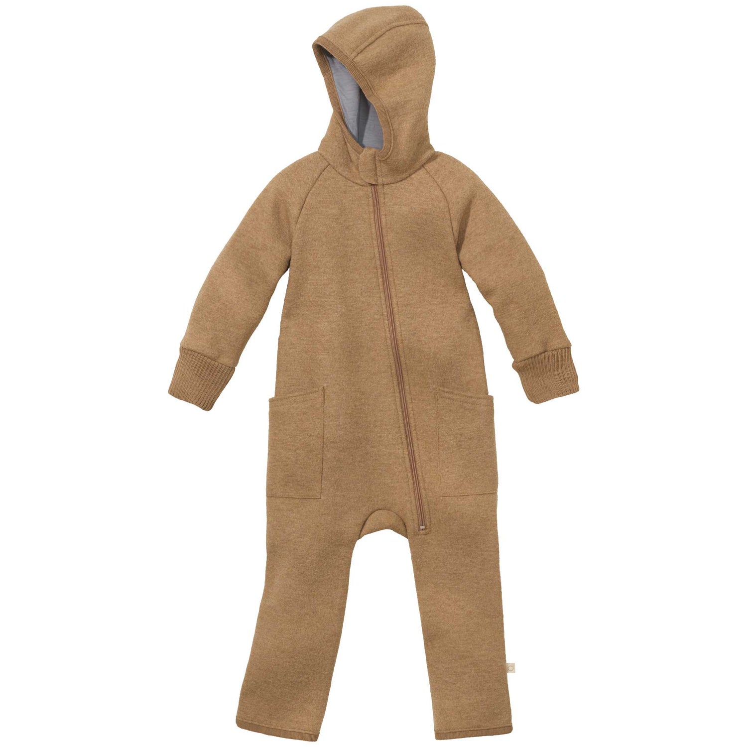 Der Reißverschluss erleichtert das An- und Ausziehen und erlaubt ein so weites Öffnen, dass auch ein Windelwechsel beim schlafenden Kind noch im Overall möglich ist. In den Größen 50/56 bis 74/80 hat auch der Zipp-Overall Umschlagbündchen an Armen und Beinen. Der extra tiefe Schritt lässt viel Platz für das Windelpaket und ist perfekt für alle „Trage-Kinder“. Von Größe 86/92 bis 110/116 kommt unser Zipp-Overall mit Strickbündchen an den Armen und zwei aufgesetzten Taschen an den Seiten. 