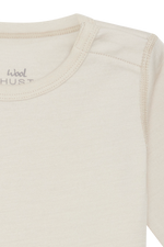 Weißer Langarm-Body aus hochwertiger Wolle von Hust &amp; Claire, der Komfort und Wärme perfekt vereint.