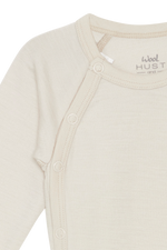 Dieser weiße Langarm-Body von Hust &amp; Claire überzeugt durch zeitlose Eleganz und hohen Tragekomfort.