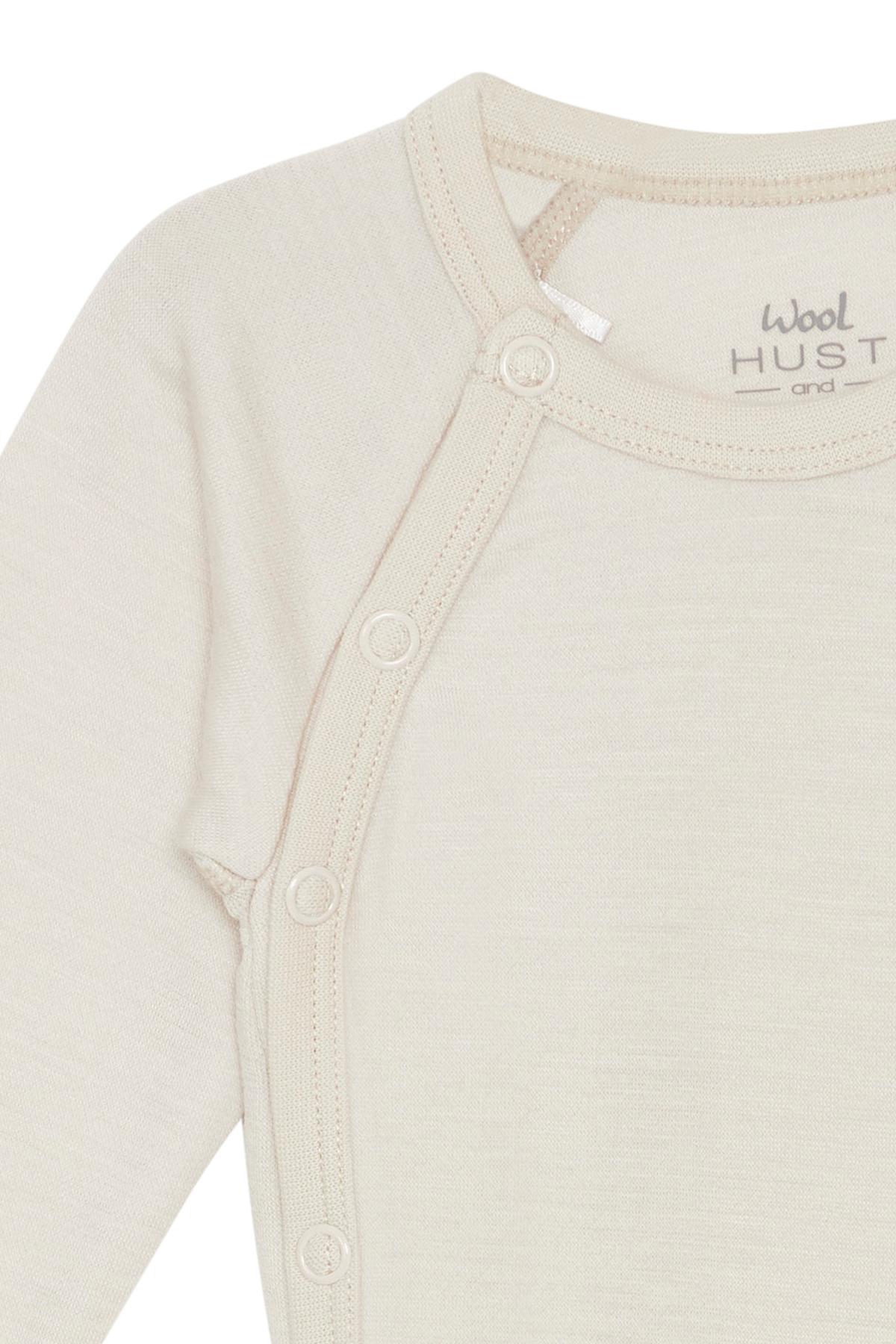 Dieser weiße Langarm-Body von Hust &amp; Claire überzeugt durch zeitlose Eleganz und hohen Tragekomfort.