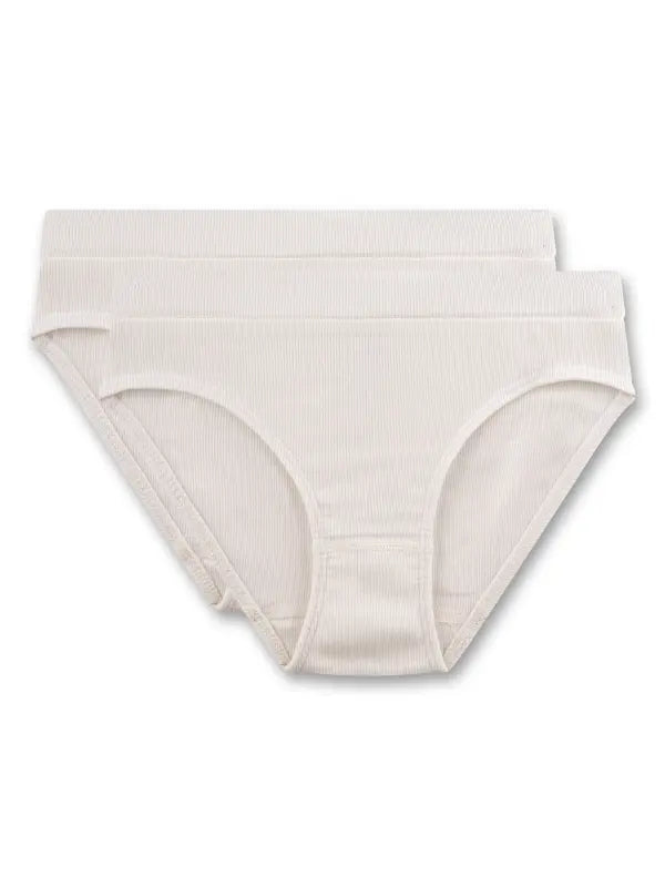 Der praktische Doppelpack von Sanetta enthält zwei klassische Mädchen-Rioslips in Elfenbein und punktet mit einer sportiven Optik und hohem Komfort. Die elastische Ripp-Ware aus 95 % Baumwolle und 5 % Elasthan sorgt für eine optimale Passform und ein angenehmes Tragegefühl. Der flexible Webbund in tonaler Ripp-Optik passt sich ideal an die Taille an und bietet zuverlässigen Halt. Mit einem hohen Beinausschnitt ermöglichen die Slips maximale Bewegungsfreiheit. Zu den pflegeleichten und trocknerbeständigen Sl