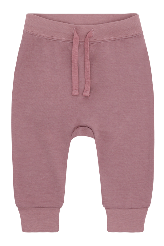 Weiche rosa Sweatpants aus hochwertiger Wolle von Hus &amp; Claire – perfekt für gemütliche Stunden mit stilvollem Komfort.