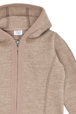 Die beige Wolljacke von Hust &amp; Claire ist die perfekte Wahl für kühle Tage. Sie bietet nicht nur angenehme Wärme, sondern auch ein weiches Tragegefühl, das für Komfort sorgt. Das zeitlose Design macht sie vielseitig kombinierbar und ideal für den Alltag. Mit dieser Jacke sind Sie bestens geschützt und fühlen sich rundum wohl, egal ob beim Spaziergang oder in der Stadt.