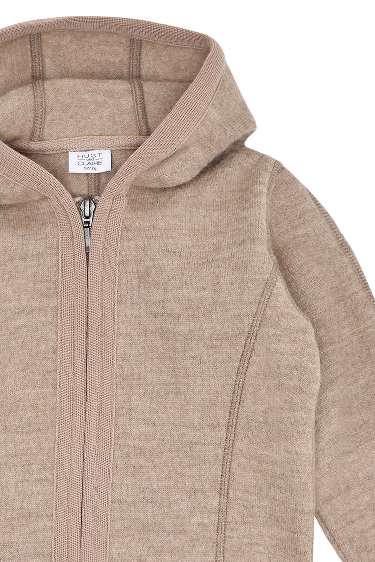 Die beige Wolljacke von Hust &amp; Claire ist die perfekte Wahl für kühle Tage. Sie bietet nicht nur angenehme Wärme, sondern auch ein weiches Tragegefühl, das für Komfort sorgt. Das zeitlose Design macht sie vielseitig kombinierbar und ideal für den Alltag. Mit dieser Jacke sind Sie bestens geschützt und fühlen sich rundum wohl, egal ob beim Spaziergang oder in der Stadt.
