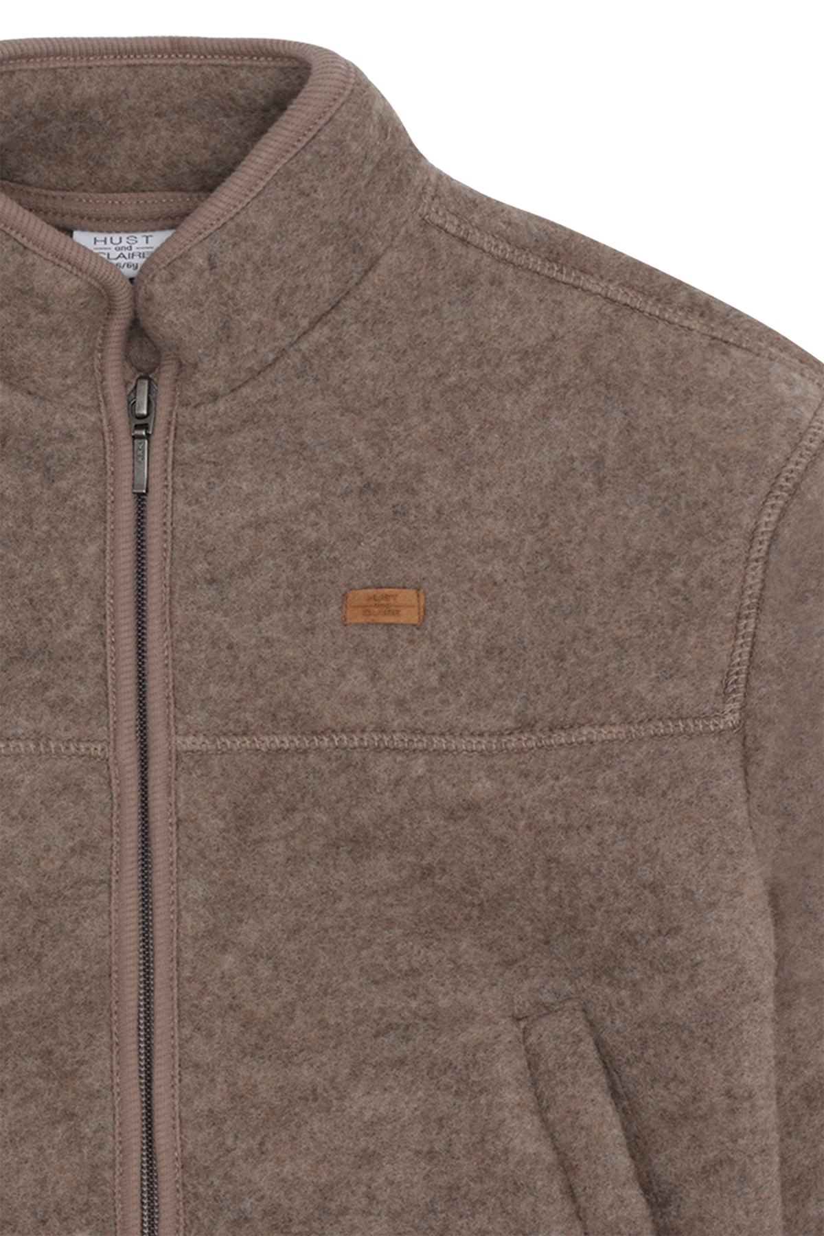 Entdecke die kuschelige braune Fleecejacke von Hust &amp; Claire – dein neuer Lieblingsbegleiter für gemütliche Tage!