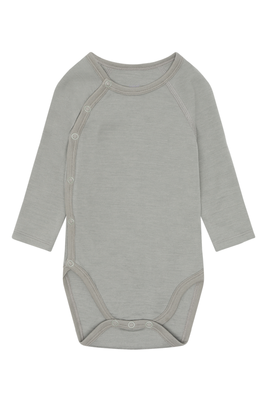 Dieser langärmlige Body in Grün von Hust &amp; Claire bietet Komfort und Stil für Ihr Kind.
