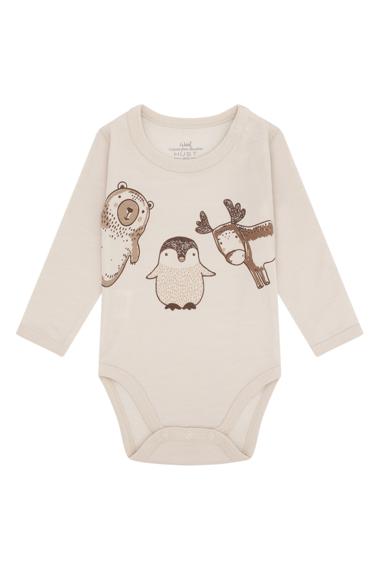 Der cremefarbene Body von Hust &amp; Claire überzeugt mit einem liebevollen Wintertier-Design und sorgt für wohligen Komfort.