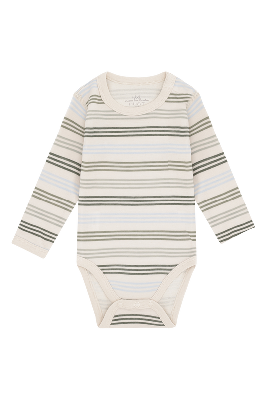 Weißer Langarm-Body mit grünen und blauen Streifen von Hust &amp; Claire, der Komfort und Stil vereint.