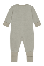 Dieser grüne Woll-Schlafanzug von Hust &amp; Claire bietet angenehmen Tragekomfort und natürliche Wärme für erholsame Nächte.