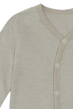 Dieser grüne Woll-Schlafanzug von Hust &amp; Claire bietet angenehmen Tragekomfort und natürliche Wärme für erholsame Nächte.