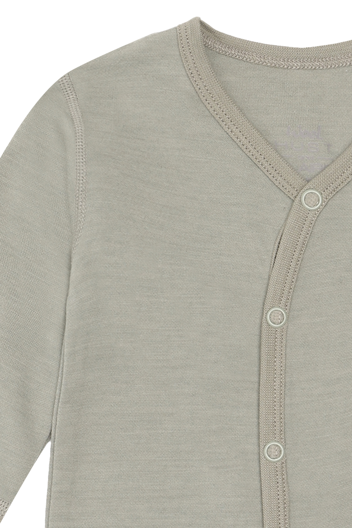 Dieser grüne Woll-Schlafanzug von Hust &amp; Claire bietet angenehmen Tragekomfort und natürliche Wärme für erholsame Nächte.