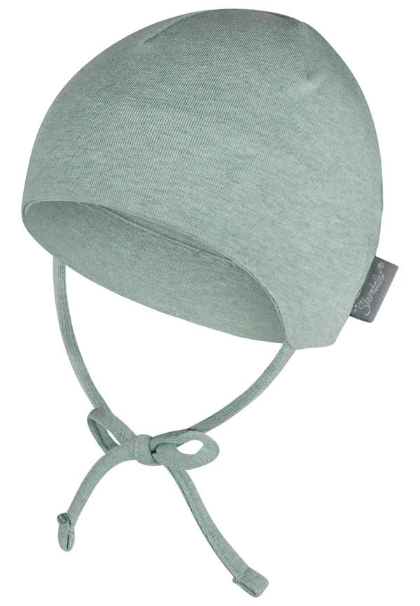 Diese Beanie aus zertifiziertem Bio-Melangejersey schützt zuverlässig vor Wind. Mit weichen Ohrenklappen und Bindebändern bietet sie angenehmen Tragekomfort und modernen Stil – perfekt für die Übergangszeit.