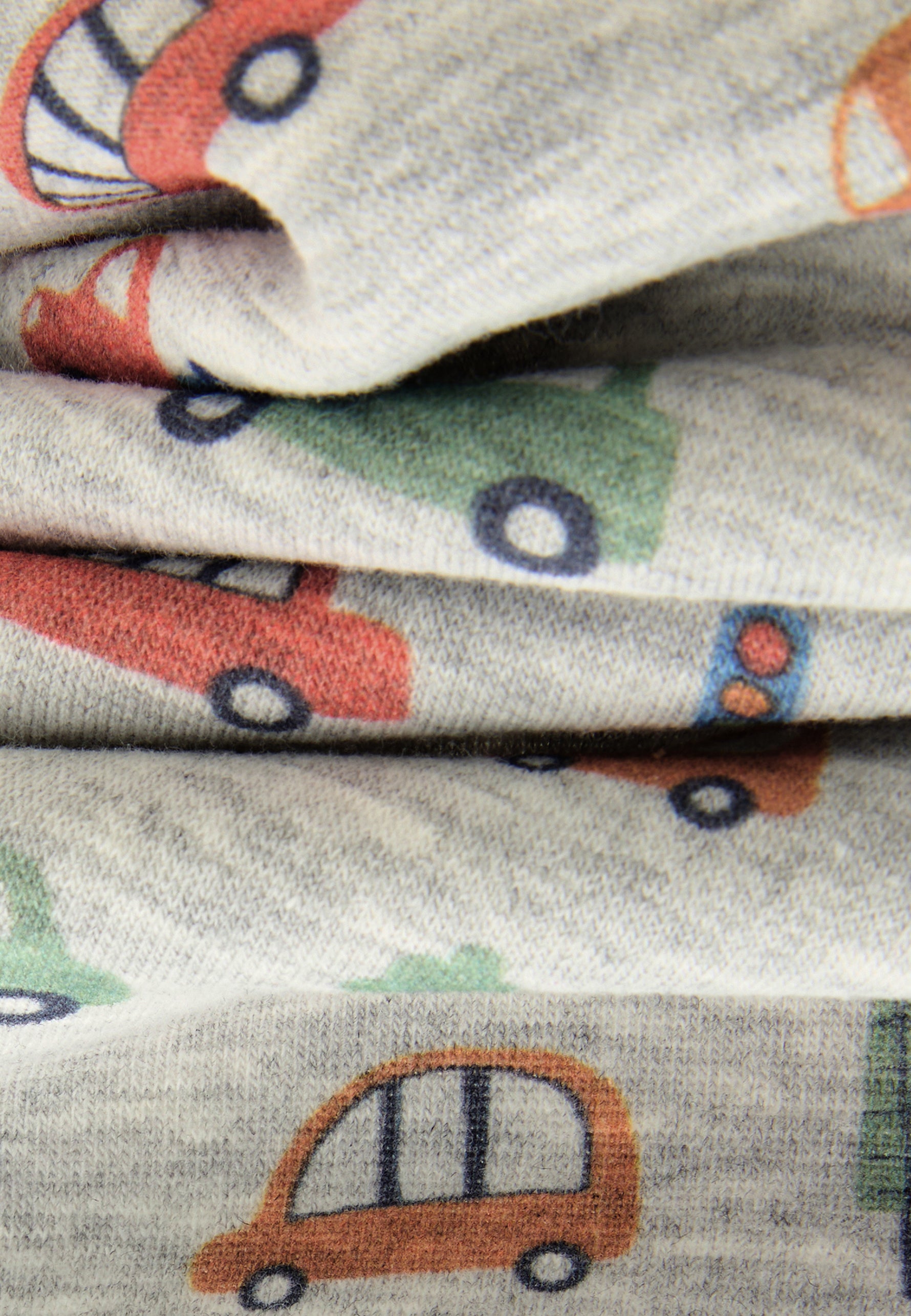 Dieser graue Schlauchschal von Sterntaler besticht durch ein charmantes Fahrzeugmuster und bietet angenehmen Tragekomfort. Ideal für Kinder, die praktische und zugleich stilvolle Accessoires lieben.