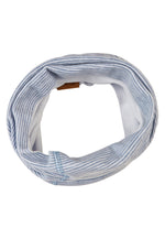 Der Schlauchschal von Sterntaler besticht durch sein attraktives Design mit blauen Streifen.