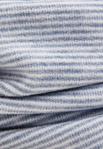 Der Schlauchschal von Sterntaler besticht durch sein attraktives Design mit blauen Streifen.