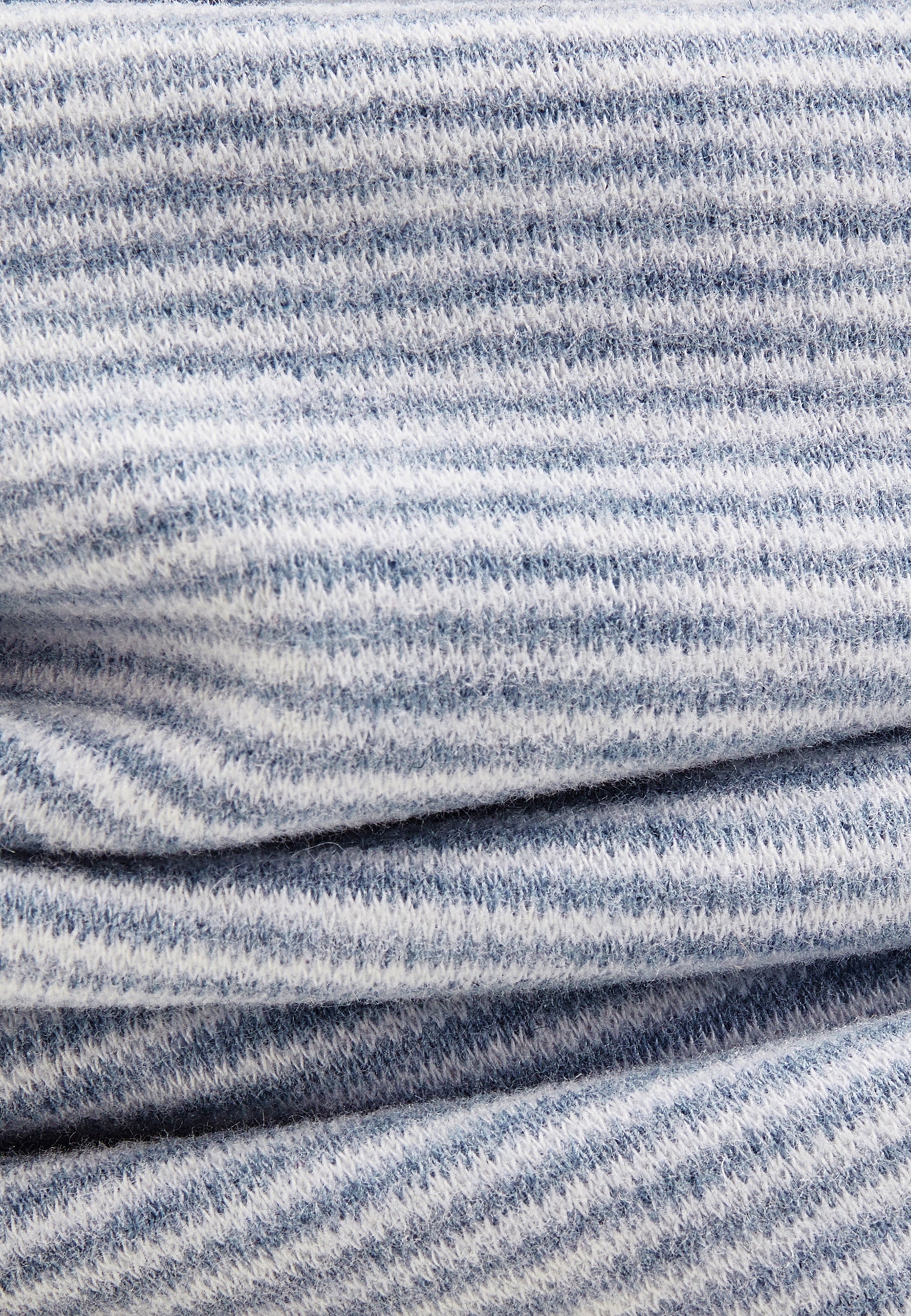 Der Schlauchschal von Sterntaler besticht durch sein attraktives Design mit blauen Streifen.