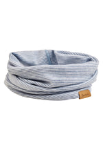 Der Schlauchschal von Sterntaler besticht durch sein attraktives Design mit blauen Streifen.