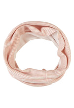 Dieser Schlauchschal von Sterntaler besticht durch sein zartes rosa Streifenmuster und bietet zugleich angenehmen Tragekomfort.