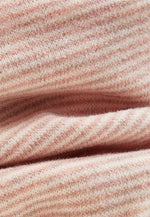 Dieser Schlauchschal von Sterntaler besticht durch sein zartes rosa Streifenmuster und bietet zugleich angenehmen Tragekomfort.