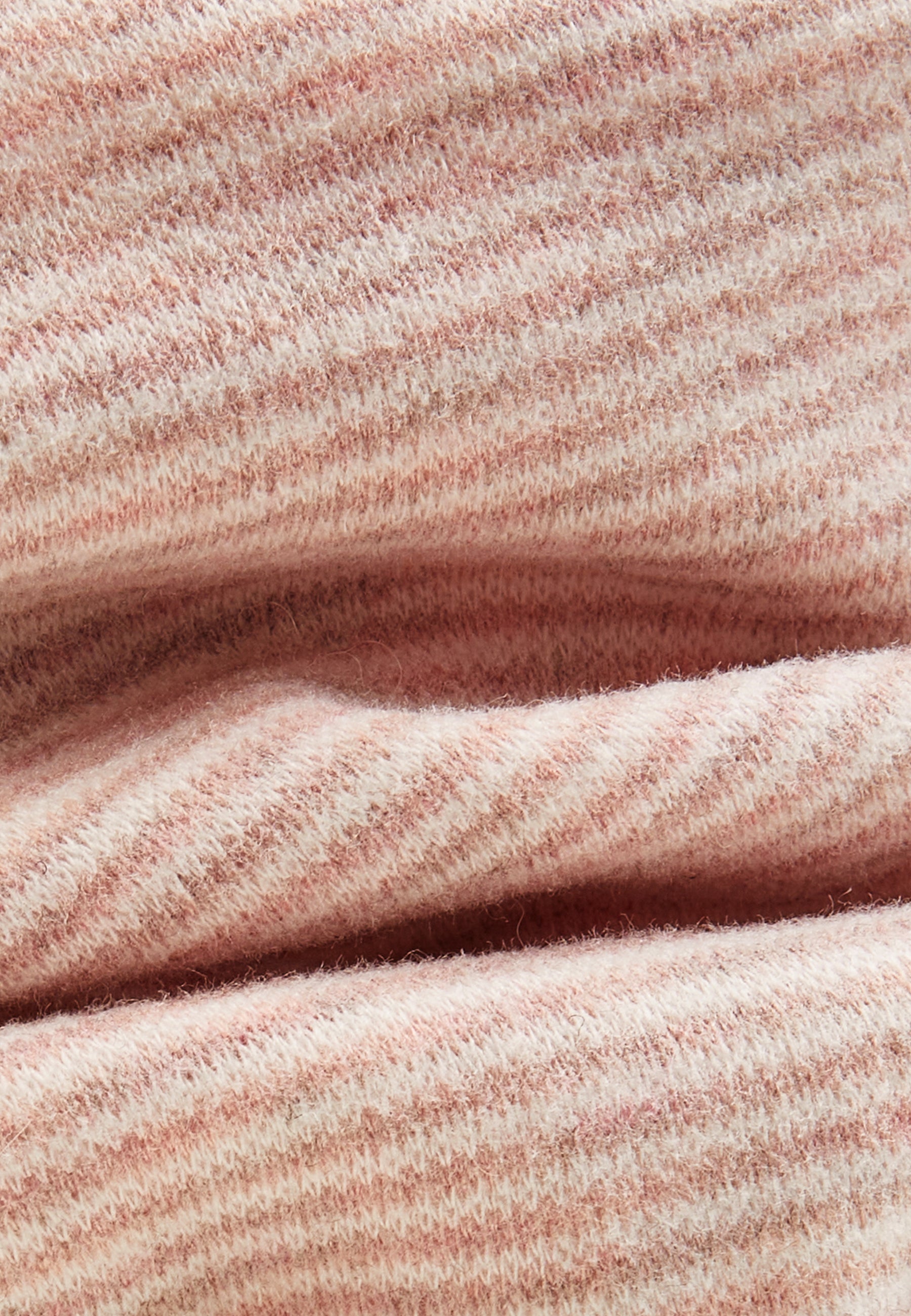 Dieser Schlauchschal von Sterntaler besticht durch sein zartes rosa Streifenmuster und bietet zugleich angenehmen Tragekomfort.