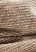 Dieser Schlauchschal von Sterntaler überzeugt mit seinem braunen Streifenmuster und bietet stilvollen Schutz vor Kälte.