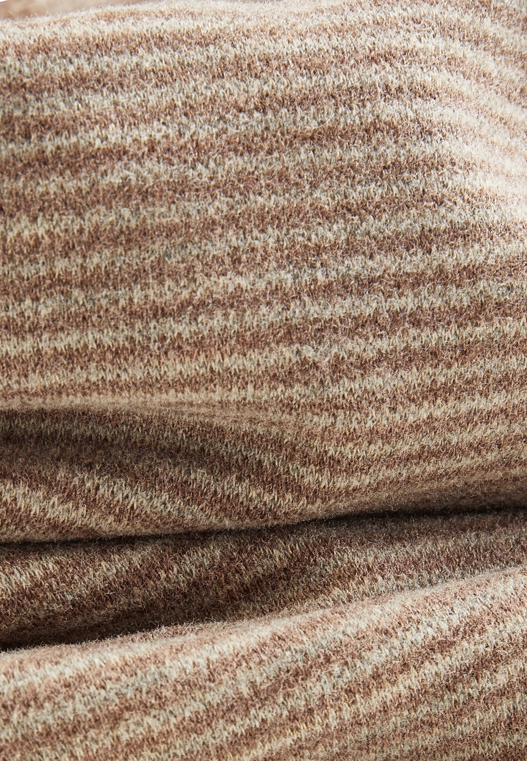 Dieser Schlauchschal von Sterntaler überzeugt mit seinem braunen Streifenmuster und bietet stilvollen Schutz vor Kälte.