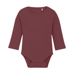 Dieser Langarm Body von Fixoni für Babys ist in einem beerenfarbenen Ton gehalten und sorgt für ein süßes Outfit für Ihr Kleinkind. Der weiche Stoff und die langen Ärmel bieten Schutz und Wärme, während der Body gleichzeitig bequem und flexibel ist. Perfekt für jeden Anlass und für die empfindliche Haut Ihres Babys.