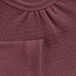 Dieser Langarm Body für Babys ist in einem beerenfarbenen Ton gehalten und sorgt für ein süßes Outfit für Ihr Kleinkind. Der weiche Stoff und die langen Ärmel bieten Schutz und Wärme, während der Body gleichzeitig bequem und flexibel ist. Perfekt für jeden Anlass und für die empfindliche Haut Ihres Babys.