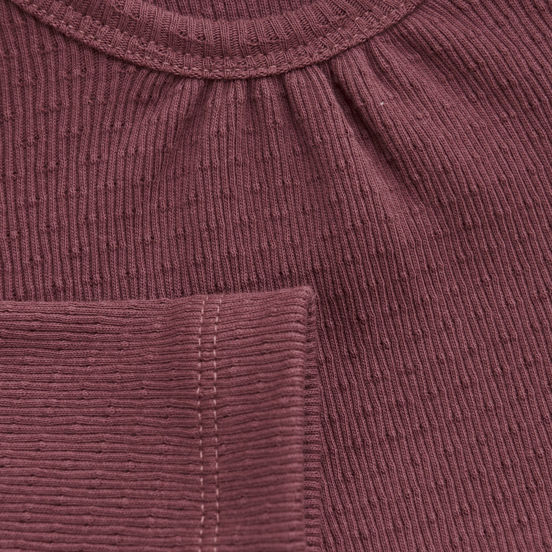 Dieser Langarm Body für Babys ist in einem beerenfarbenen Ton gehalten und sorgt für ein süßes Outfit für Ihr Kleinkind. Der weiche Stoff und die langen Ärmel bieten Schutz und Wärme, während der Body gleichzeitig bequem und flexibel ist. Perfekt für jeden Anlass und für die empfindliche Haut Ihres Babys.