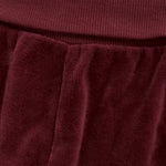 Diese dunkelrote Velour Hose ist perfekt für Babys, besonders während der Feiertage. Der weiche Stoff sorgt für optimalen Komfort und die stilvolle Farbe verleiht jedem Outfit das gewisse Etwas. Gönnen Sie Ihrem kleinen Liebling diese besondere Hose und genießen Sie die Feiertage in vollen Zügen.
