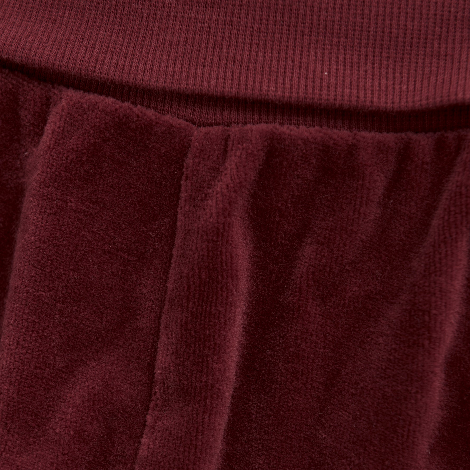 Diese dunkelrote Velour Hose ist perfekt für Babys, besonders während der Feiertage. Der weiche Stoff sorgt für optimalen Komfort und die stilvolle Farbe verleiht jedem Outfit das gewisse Etwas. Gönnen Sie Ihrem kleinen Liebling diese besondere Hose und genießen Sie die Feiertage in vollen Zügen.