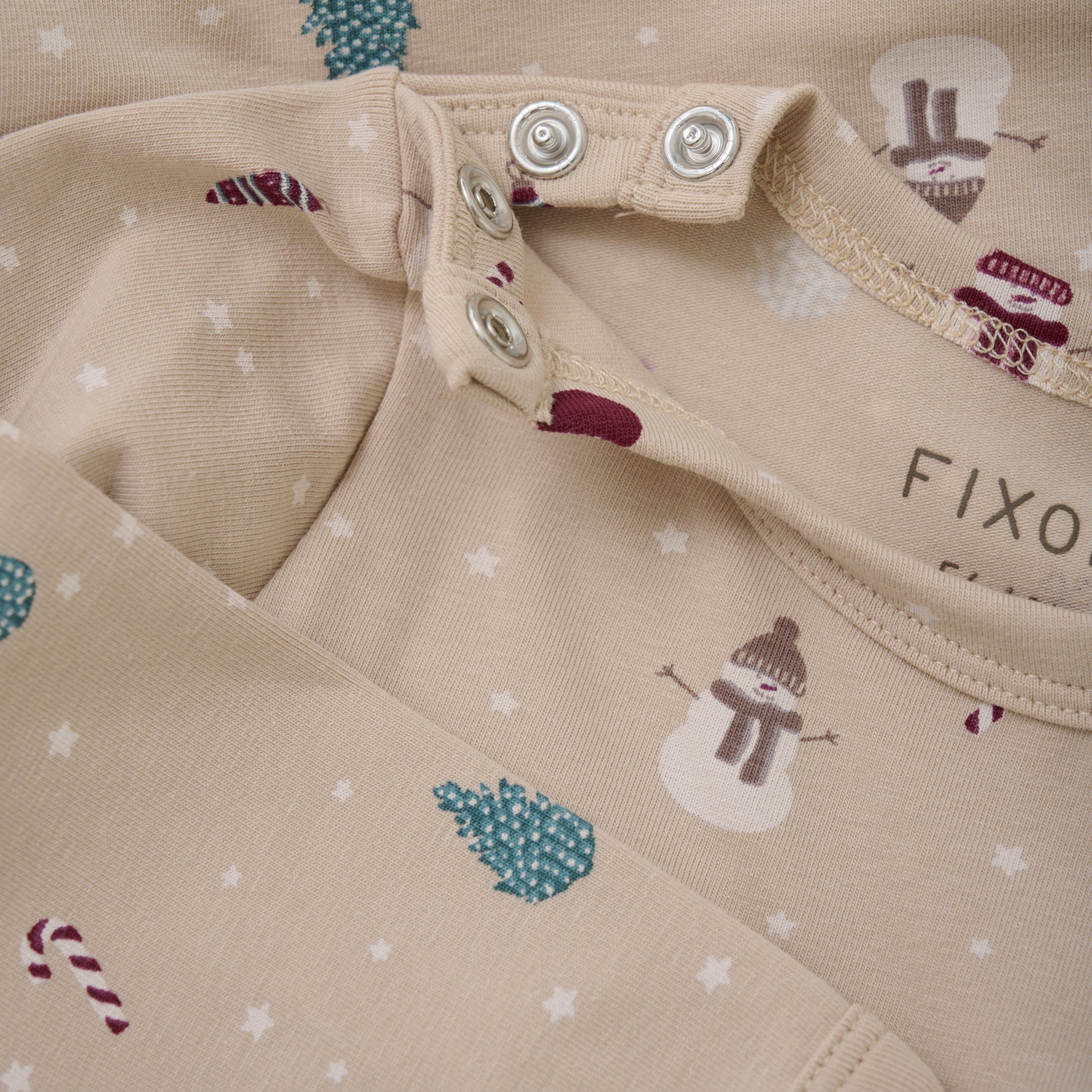 Dieser langarm Body mit Weihnachtsprint ist perfekt für Babys geeignet. Der kuschelige Stoff sorgt für Wärme und Komfort, während der niedliche Weihnachtsprint für festliche Stimmung sorgt. Ein Muss für die Feiertage!