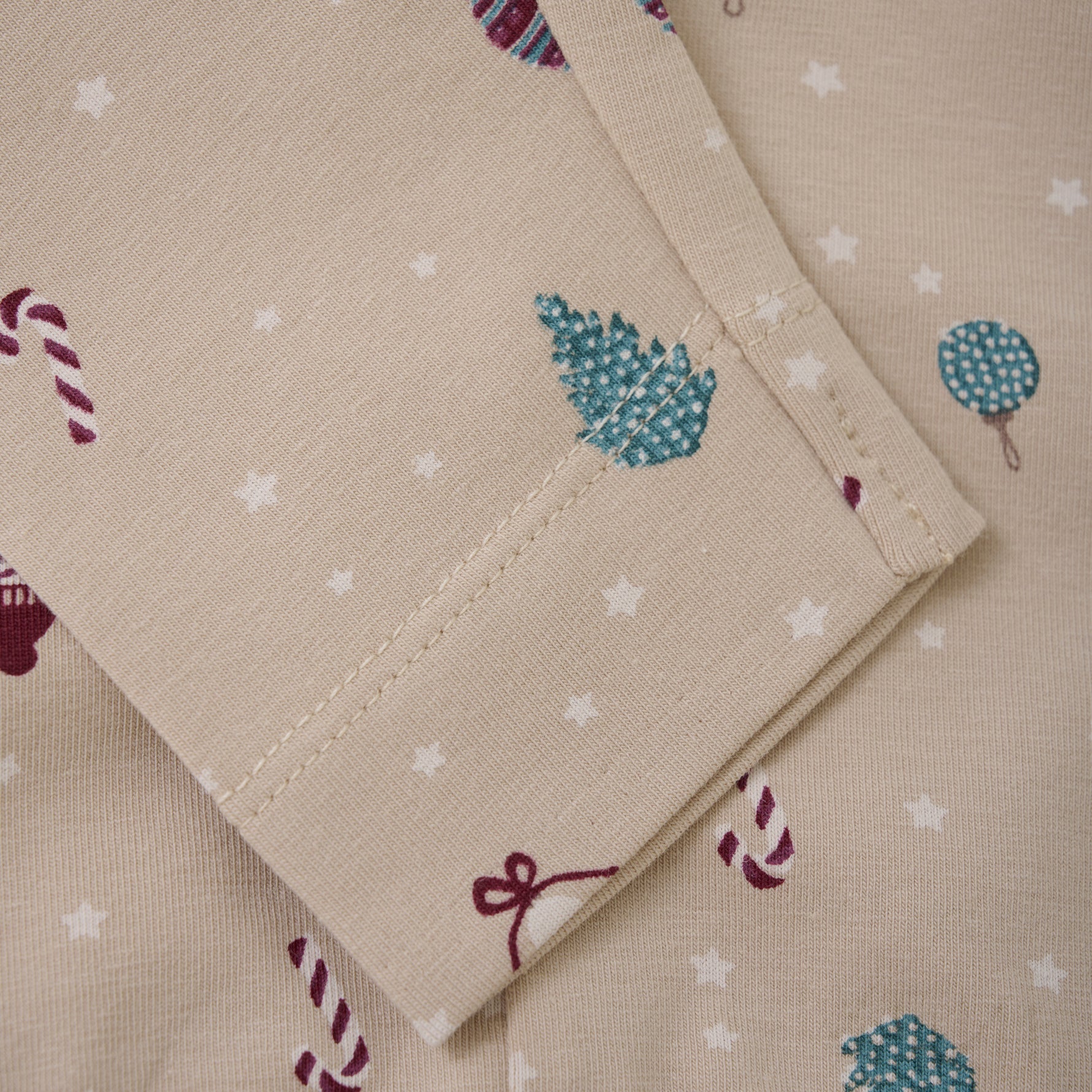 Diese Leggings sind perfekt für kleine Babys an Weihnachten! Der Allover-Print verleiht ihnen eine festliche Note. Mit ihrem bequemen Material bieten sie optimalen Komfort für die Kleinen. Holen Sie sich jetzt diese Leggings und bereiten Sie Ihrem Baby eine schöne Weihnachtszeit.