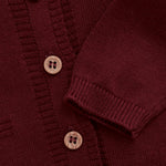 Diese wunderschöne Strickweste in bordeaux rot ist perfekt für Babys. Der weiche Stoff sorgt für ein angenehmes Tragegefühl und hält Ihr Baby warm. Mit dieser Strickweste ist Ihr Baby immer modisch gekleidet.