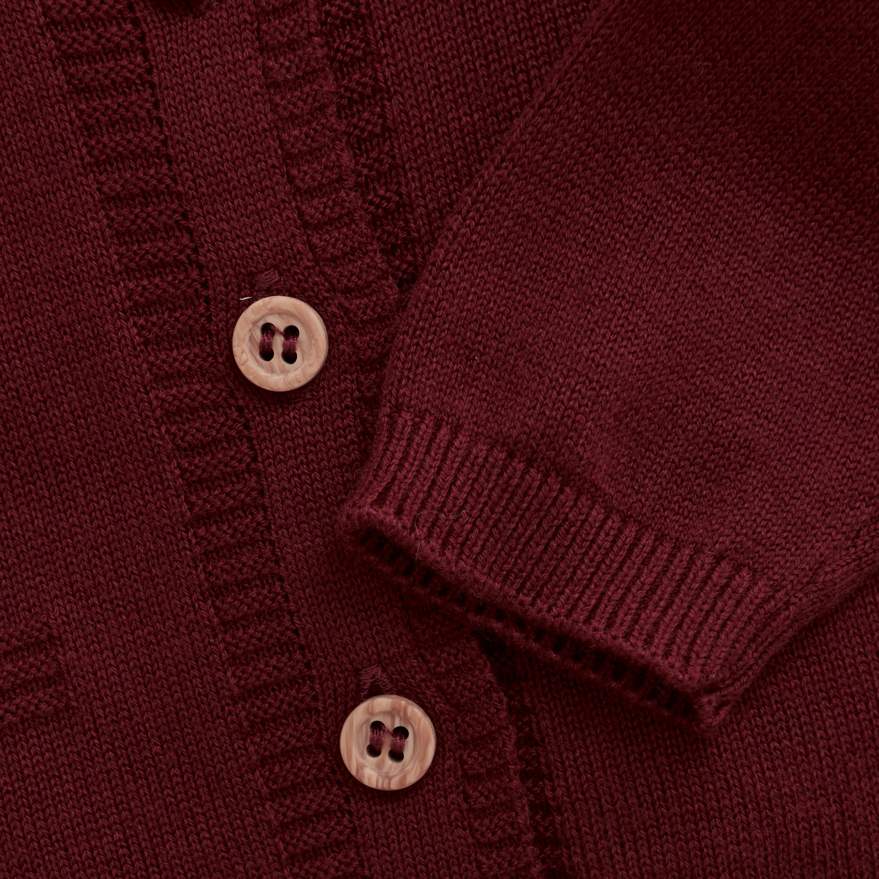 Diese wunderschöne Strickweste in bordeaux rot ist perfekt für Babys. Der weiche Stoff sorgt für ein angenehmes Tragegefühl und hält Ihr Baby warm. Mit dieser Strickweste ist Ihr Baby immer modisch gekleidet.