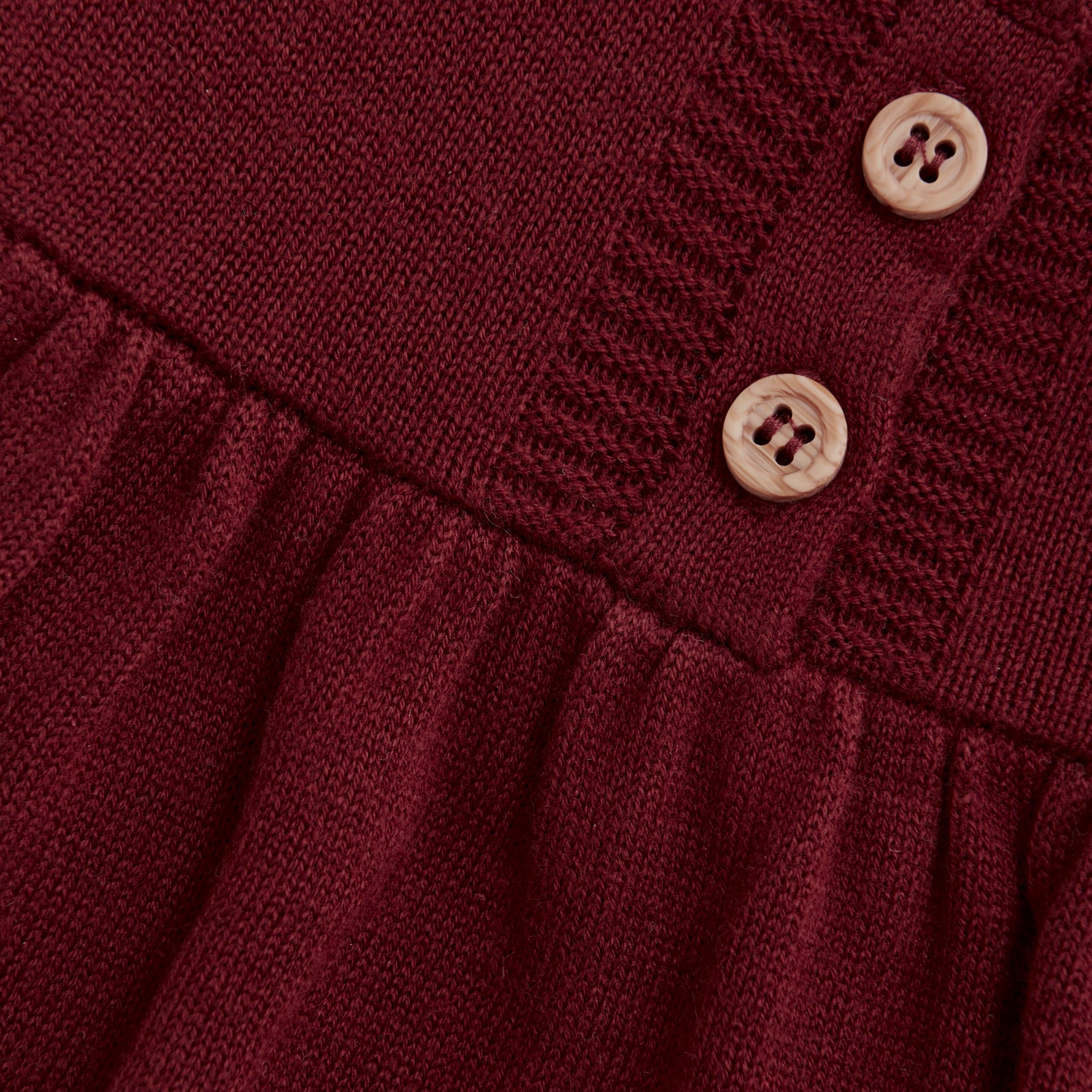 Verleihen Sie Ihrem Baby mit diesem Strickkleid in bordeauxe rot einen schicken und bequemen Look. Das weiche Material sorgt für ein angenehmes Tragegefühl, während das auffällige Design für bewundernde Blicke sorgt. Perfekt für jeden Anlass und einfach anzuziehen.