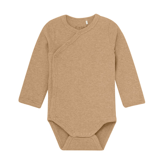 Der gerippte Wickel-Body in braun von Fixoni besticht durch eine Mischung aus Modal und&nbsp; Baumwolle und bietet somit angenehmen Tragekomfort für Ihr Baby. Das praktische Design sorgt für einfache Handhabung und hält Ihr Kind warm und geschützt. Ideal für den Alltag und vielseitig kombinierbar.