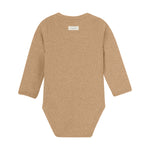 Der gerippte Wickel-Body in braun von Fixoni besticht durch eine Mischung aus Modal und&nbsp; Baumwolle und bietet somit angenehmen Tragekomfort für Ihr Baby. Das praktische Design sorgt für einfache Handhabung und hält Ihr Kind warm und geschützt. Ideal für den Alltag und vielseitig kombinierbar.